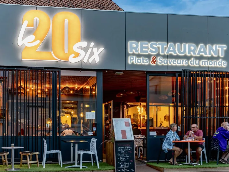 La façade du 20 Six éclairée, le soir