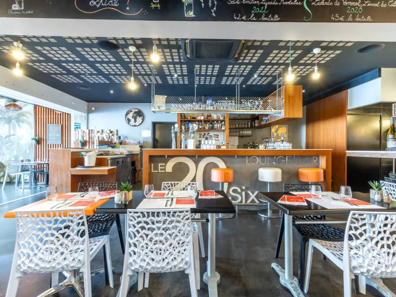 La salle du 20 Six avec le bar au fond
