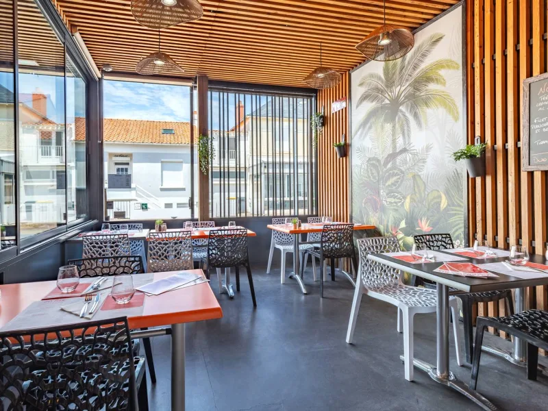 La véranda du 20 Six, tables dressées