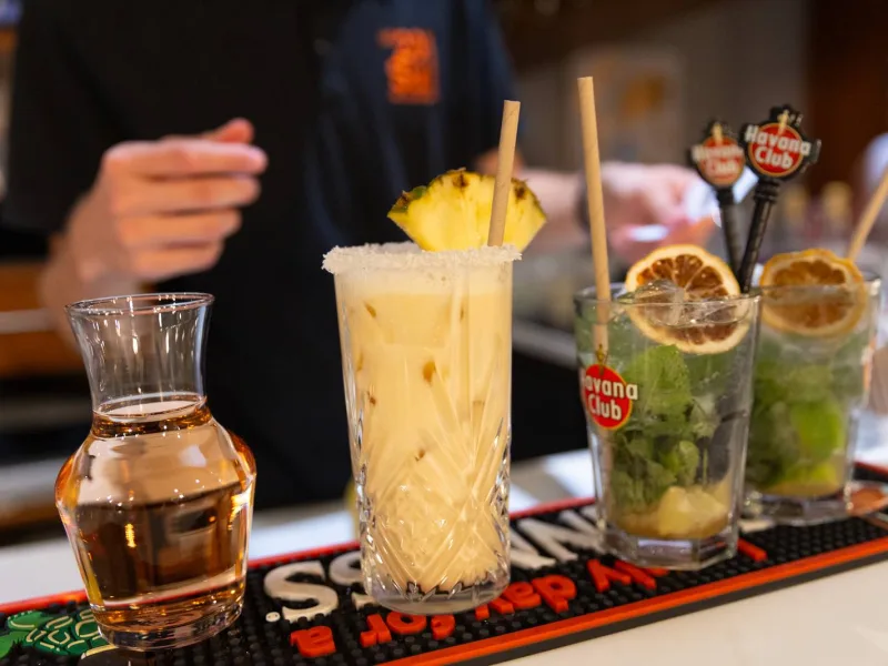 Cocktails alignés sur le comptoir
