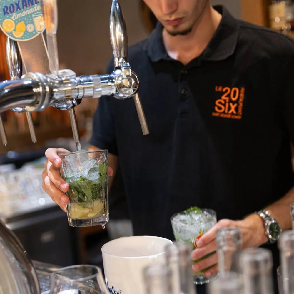 Le barman prépare des cocktails à la pression