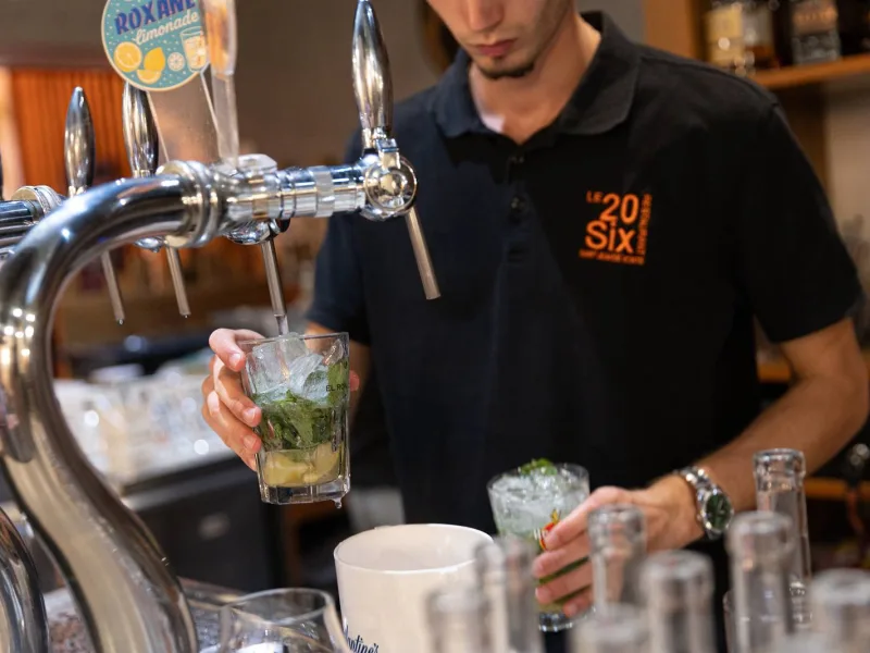 Le barman prépare des cocktails à la pression