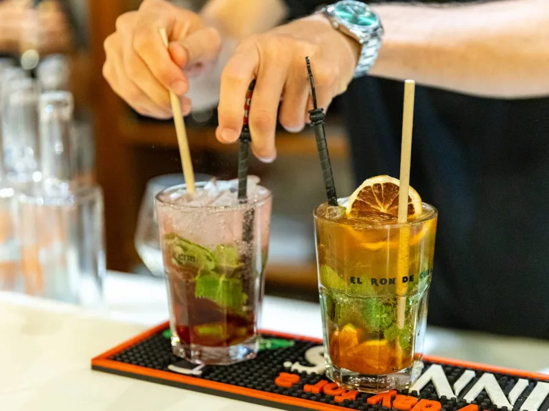 Deux cocktails préparés au bar