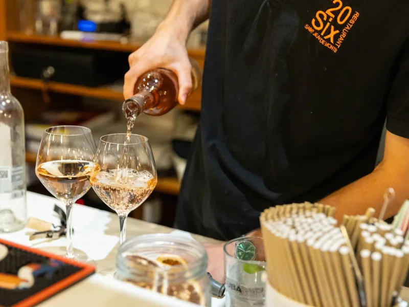 Un verre de rosé servi au bar