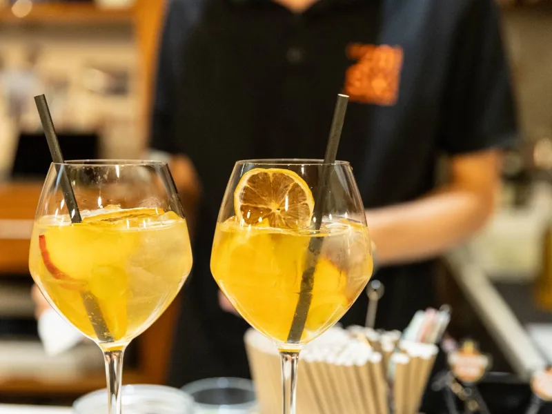 Deux spritz sur le comptoir