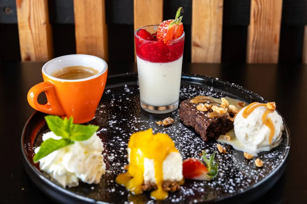 Café du gourmand : cheesecake, brownie, glace vanille et panna cotta