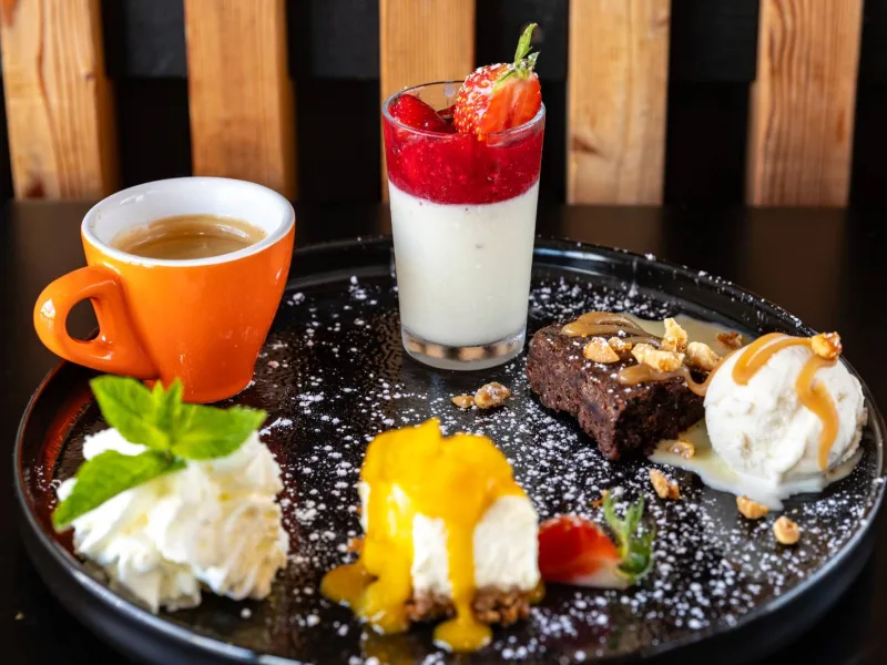 Café du gourmand : cheesecake, brownie, glace vanille et panna cotta