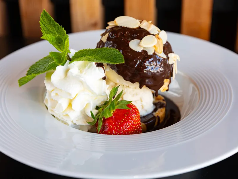 Profiterole, chocolat chaud maison et chantilly
