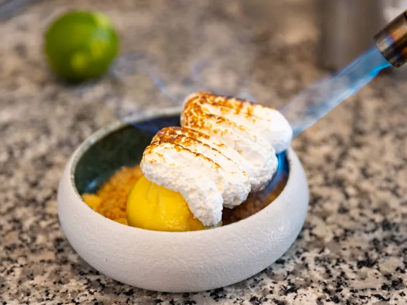 Dessert meringué caramélisé au chalumeau