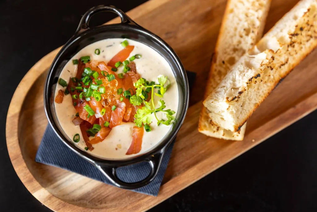 Œuf cocotte nordique, gravlax de saumon et pain grillé