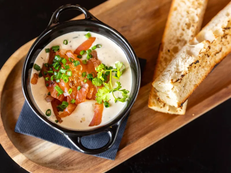 Œuf cocotte nordique, gravlax de saumon et pain grillé