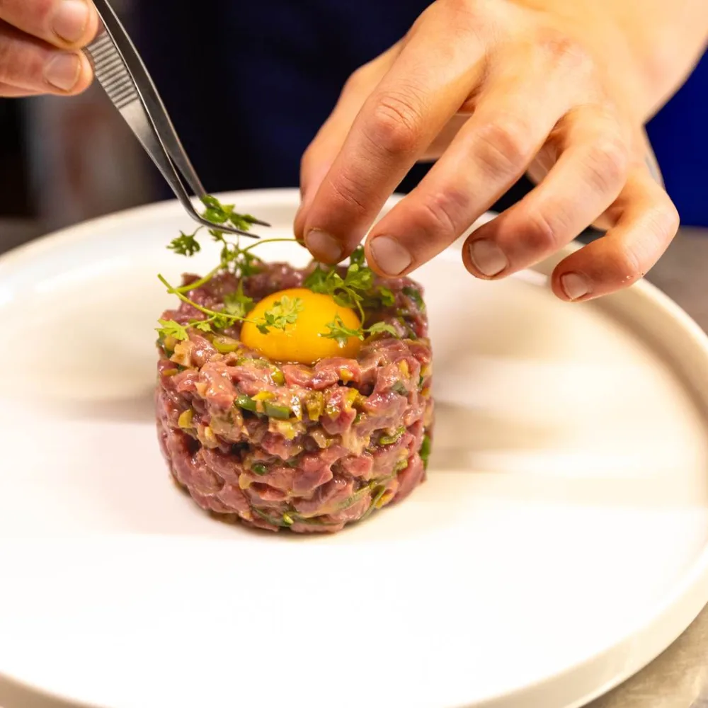 Un tartare dressé à la pince en cuisine
