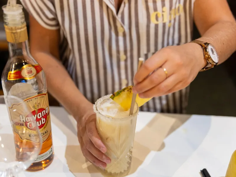 Préparation de cocktail au restaurant