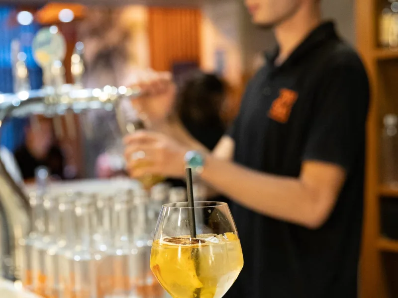 Derrière le bar
