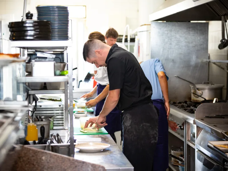 En cuisine, pendant le service