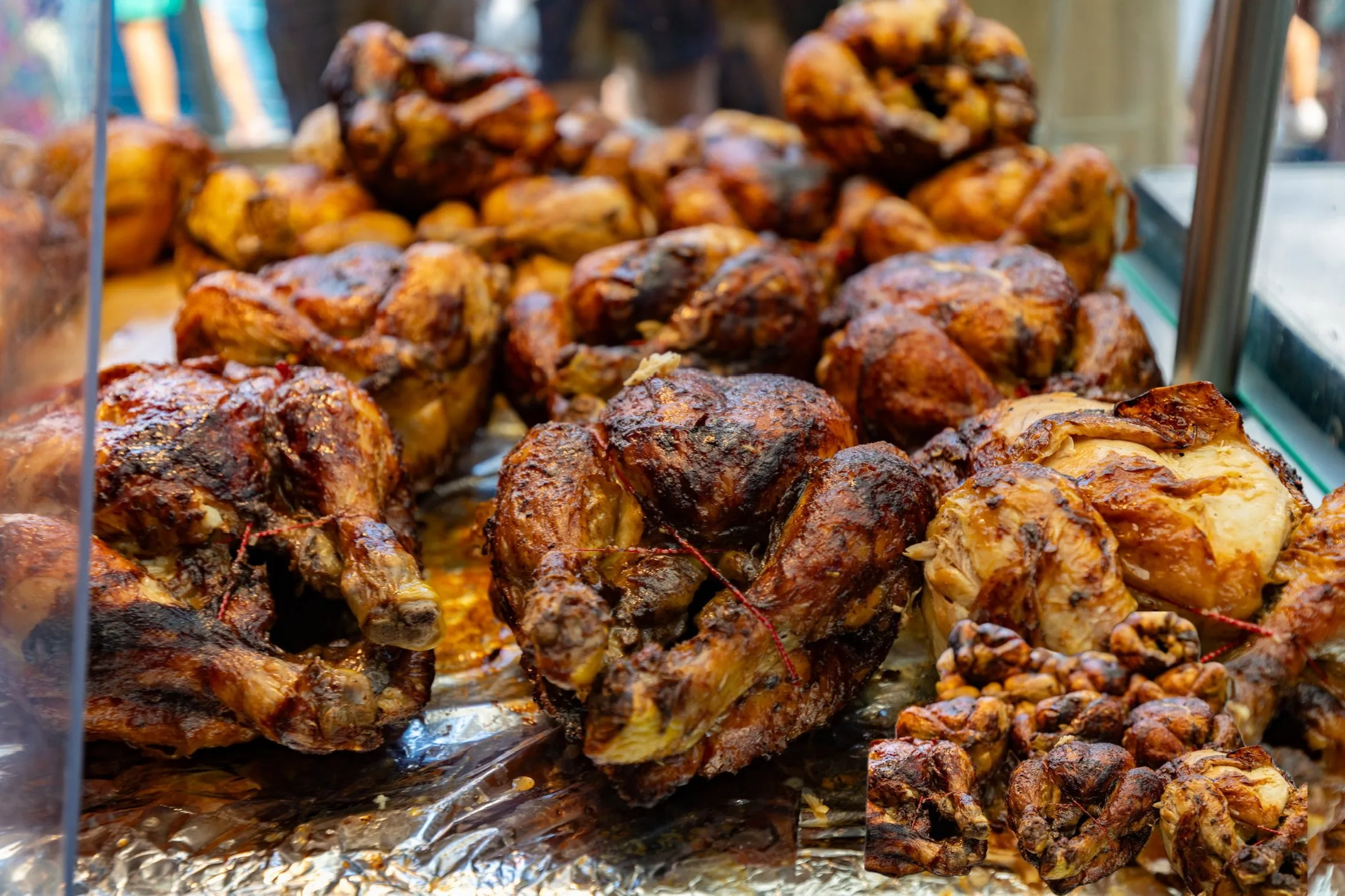 Poulets rôtis dorés sur le stand du marché